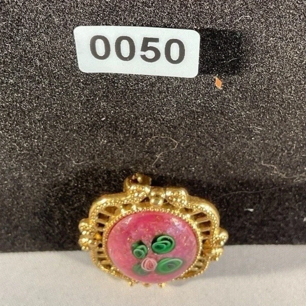 Vintage Style Brooch Gold Tone  Featuring A Floral Cabochon